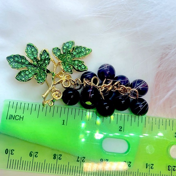 Rhinestone Beads Grape Brooch - Picture 3 of 3